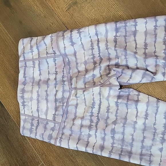 Athleta Elation Printed Capri Leggings xdPurple Gray Tie-Dye Stripe Slit… - Picture 10 of 12